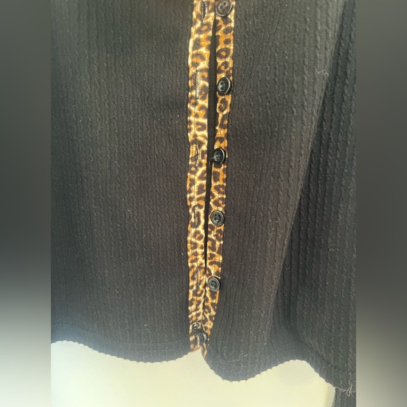 Hi, selling this beautiful long sleeve top for women/teens in size S. - Picture 4 of 10